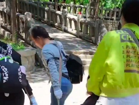 4名女子抬残疾好友登泰山,网友怎么看?