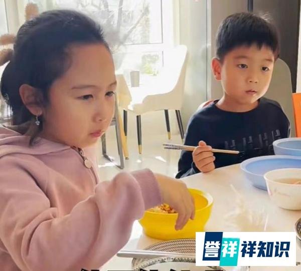 王中军的儿子王夫也，脸上有大块胎记 ，帝师的好朋友！