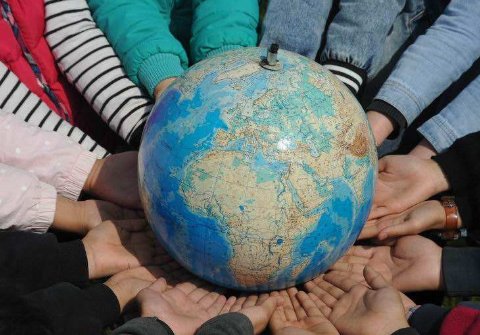 我们只有一个地球用英语翻译是we only have an earth 还是wo have only an earth 或者其他的