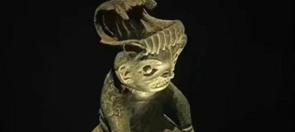 三星堆游客推搡致商代青铜器掉落,谁之过?